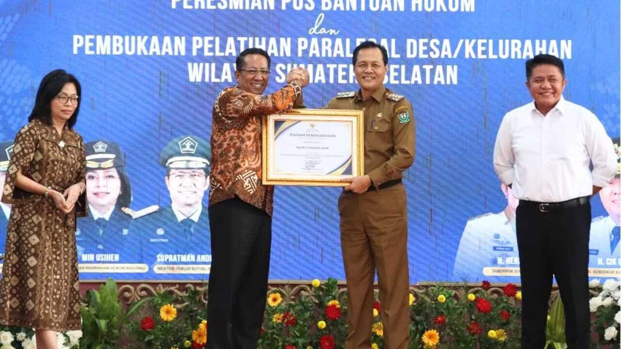 Tercepat Bentuk Posbankum se-Sumsel, Bupati Edison Raih Penghargaan Menteri Hukum RI