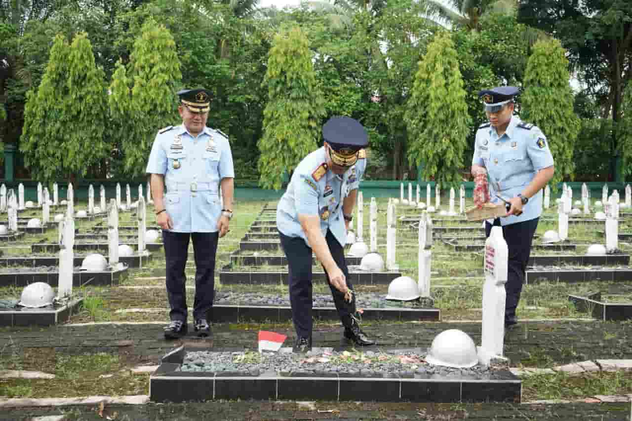 Kakanwil Kemenkumham Sumsel Ilham Djaya Pimpin Tabur Bunga Hari Imigrasi di TMP Ksatria Ksetra Siguntang