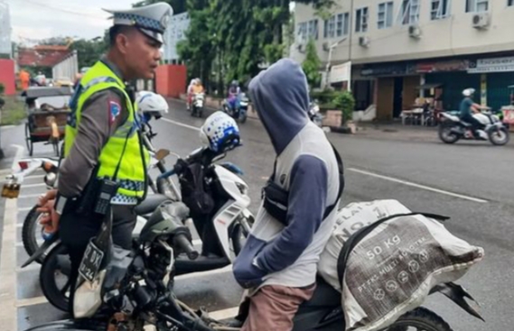 Tekan Pelanggaran, Anggota Satlantas Polres Muara Enim Tegur Pengendara