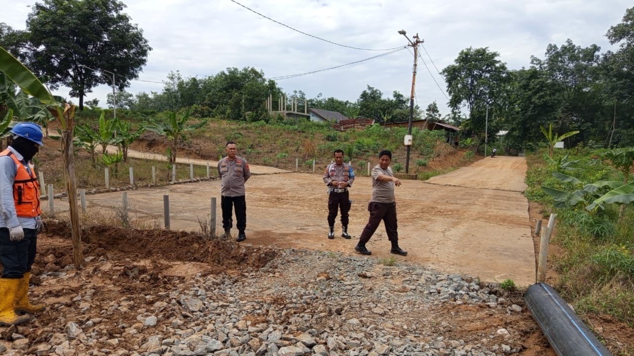 Bangun Saluran Air di Lahan Jagung