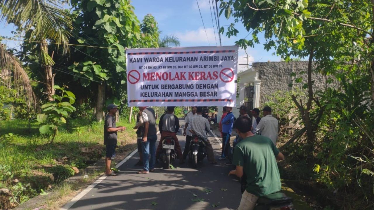 Tak Mau Bergabung dengan Kelurahan Mangga Besar, Puluhan Warga di Prabumulih Blokir Jalan Tri Sukses
