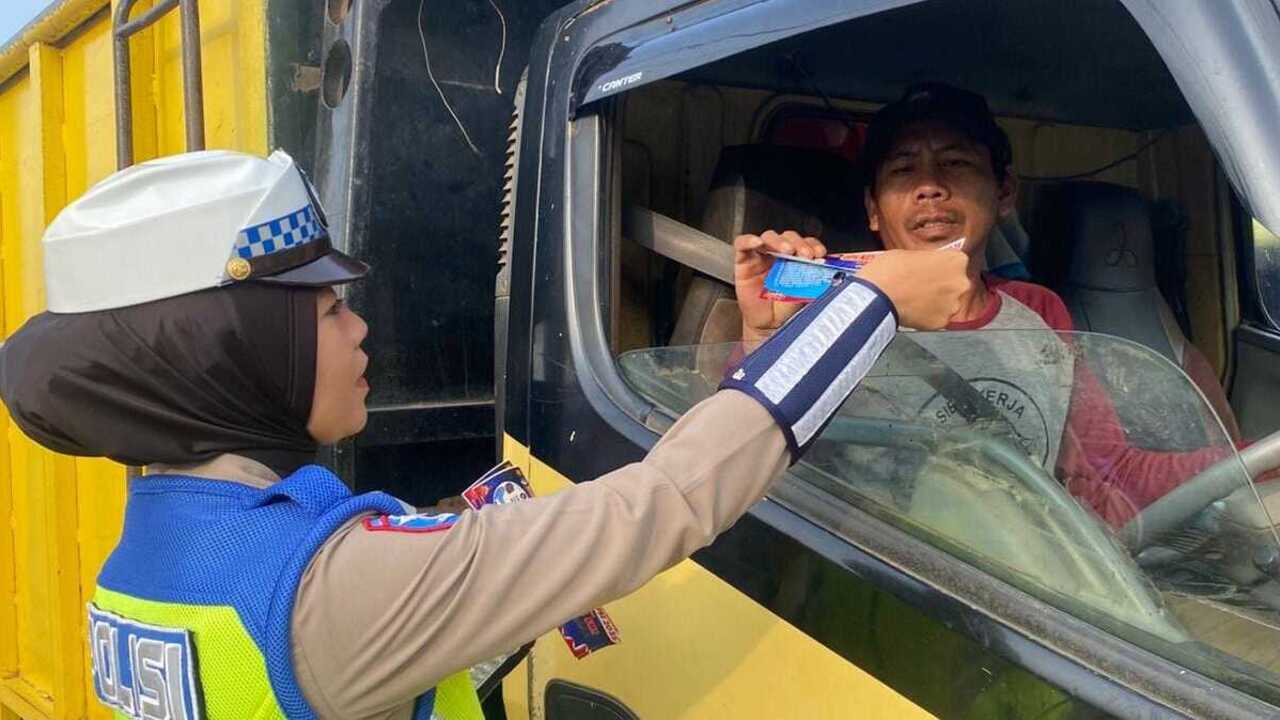 Satlantas Polres Ogan Ilir Gelar Operasi Keselamatan Bagikan Stiker dan Edukasi Pengendara