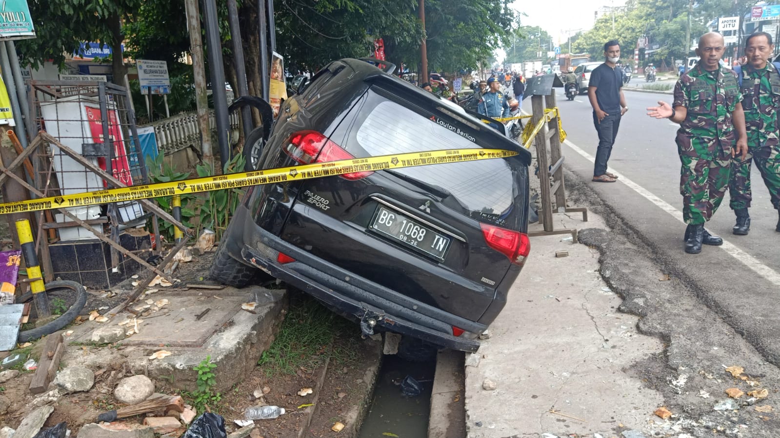 Pajero Bablas Tabrak Gerobak Gorengan, 1 Tewas