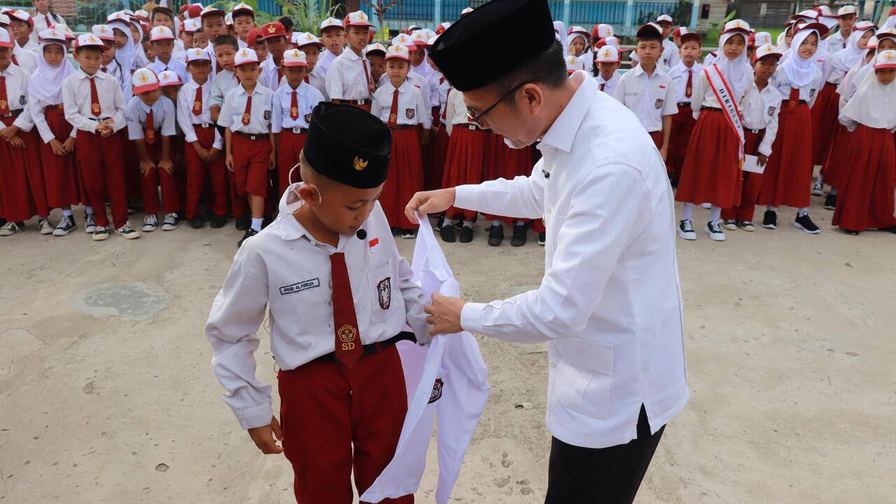 39 Ribu Seragam Gratis Dibagikan ke Siswa SD-SMP Palembang