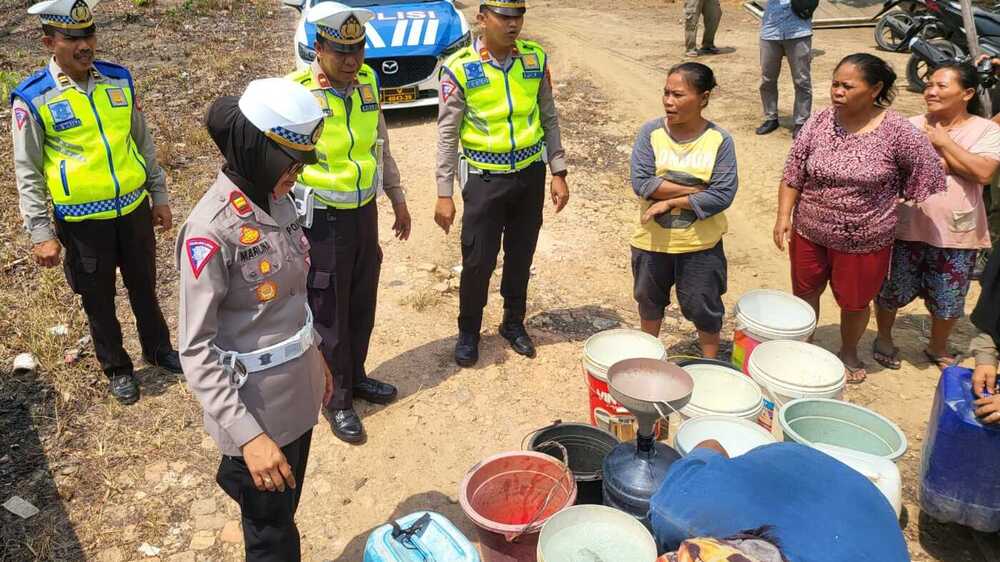 HUT Bhayangkara Lalu Lintas, Satlantas Polres Prabumulih Beri Bantuan 3000 Liter Air bersih dan Sembako