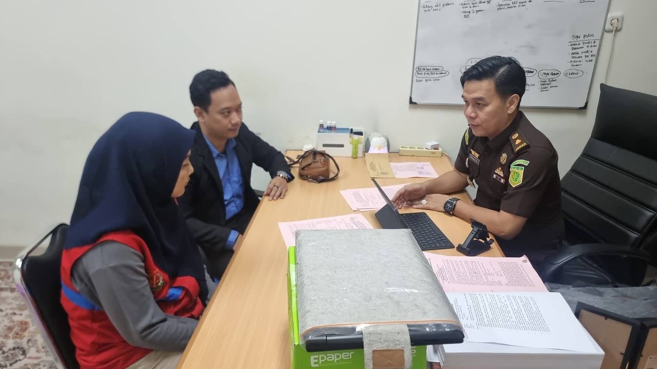 Kejari Muba Gelar Penyerahan Tahap II Tersangka Korupsi KUR Fiktif Bertepatan dengan Puncak Peringatan HBA ke-