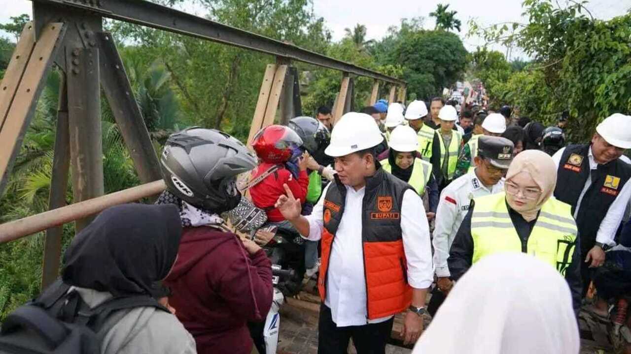 Jembatan Rusak Diperbaiki, Warga Pulau Rimau Sambut Antusias Langkah Bupati Banyuasin
