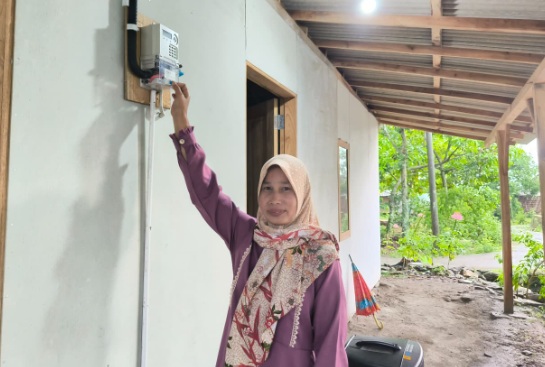 Terang yang Dinanti: Kisah Karmini Rasakan Kemerdekaan Energi Bersama PLN