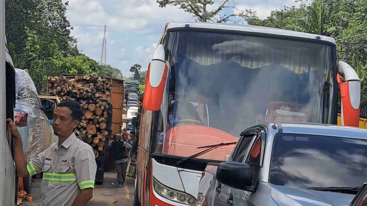 Macet Parah Jalintim Palembang–Jambi, Ini Penyebab dan Dampaknya..