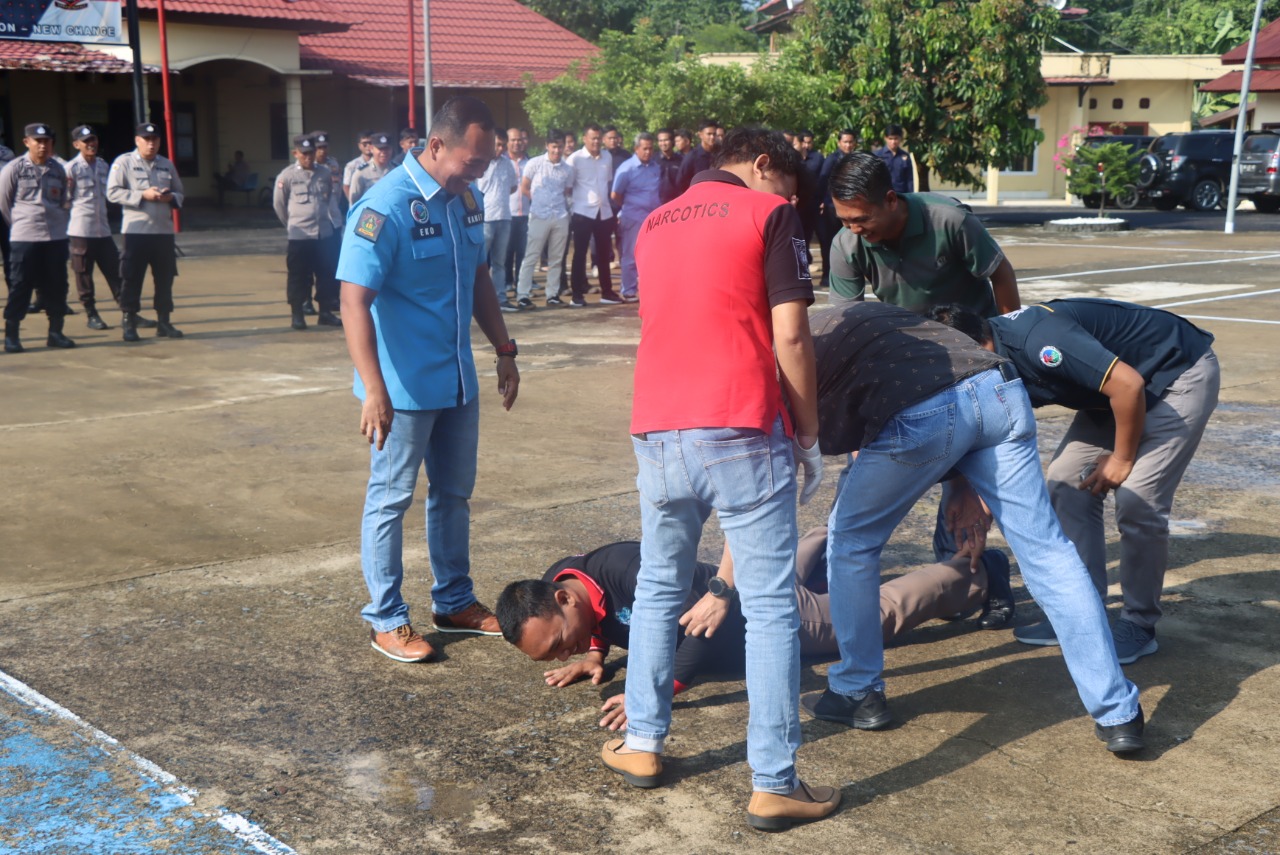 Oknum Polisi Ditangkap dan Digeledah di Mapolres Mura