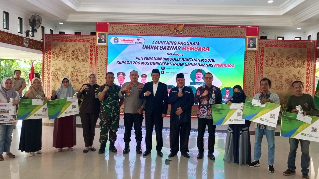 Serahkan Bantuan Modal Usaha kepada 200 Mustahik