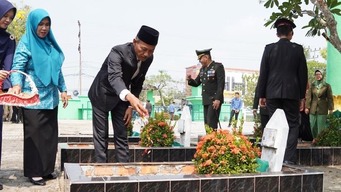 Khidmat, Forkopimda OKI Ziarah dan Tabur Bunga Peringati Hari Pahlawan