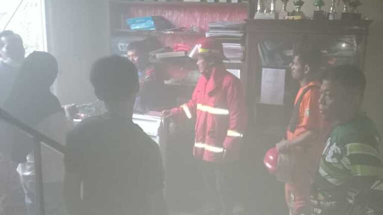 Gara-gara Kabel Kulkas Korsleting, Kantor Lurah GIB Nyaris Terbakar