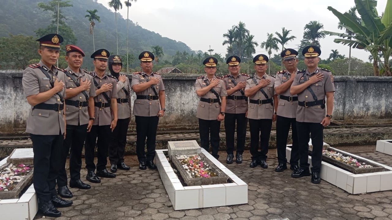 Dua Kapolres Pimpin Ziarah dan Tabur Bunga di TMP Bukit Sulap