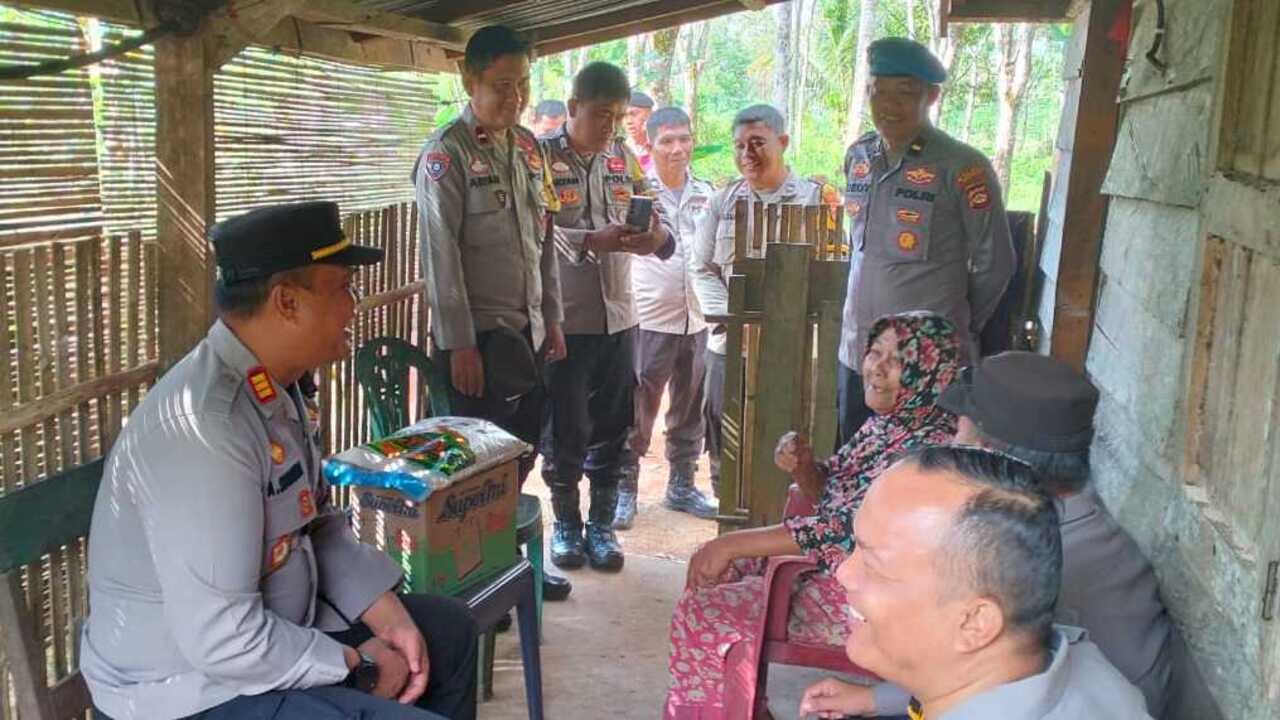 POLRI PEDULI, Polsek Prabumulih Timur Gelar Bakti Sosial, Bantu Lansia yang Hidup Sebatang Kara