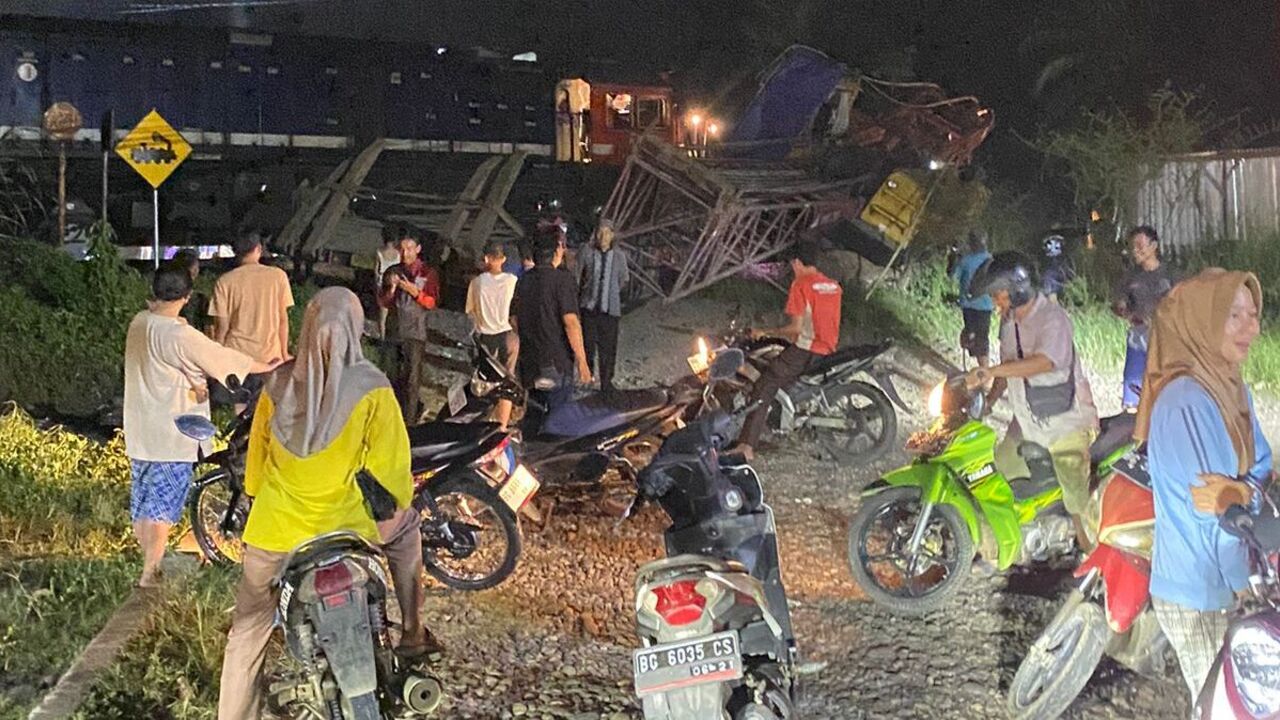 Nyaris Maut! Tronton Tersangkut di Rel dan Dihantam Kereta Babaranjang di Simpang 4 Patih Galung Prabumulih