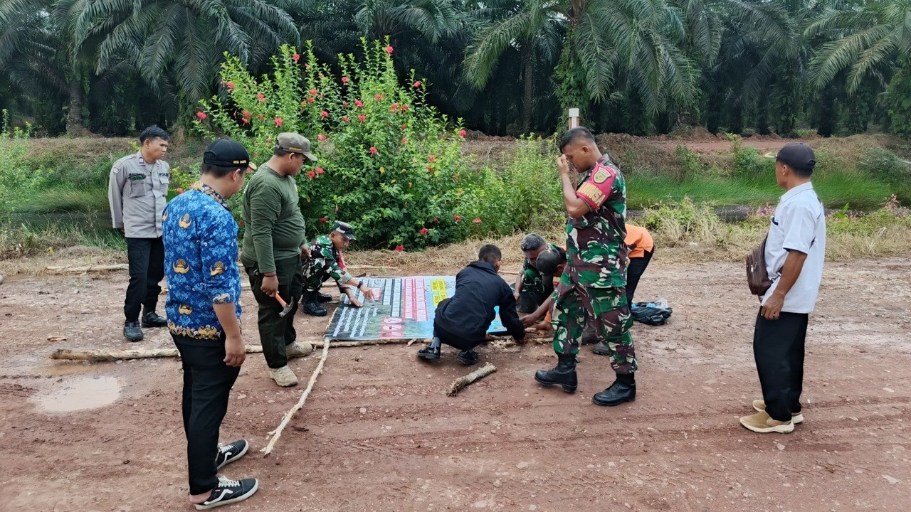 Cegah Karhutla, Pasang Spanduk Edukasi untuk Masyarakat