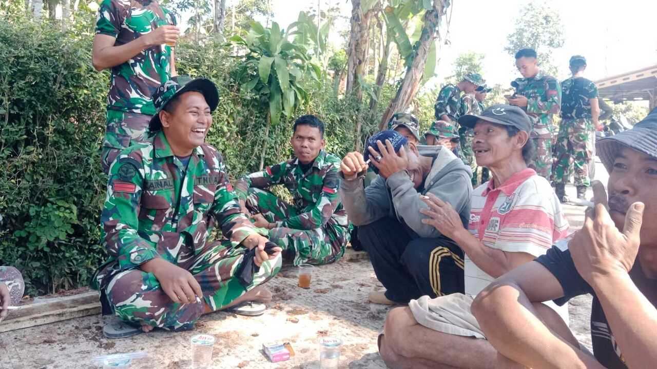 Prajurit dan Warga dalam Canda, Ada Semangat Membara di TMMD Reguler Dusun Gombyong Desa Cukil