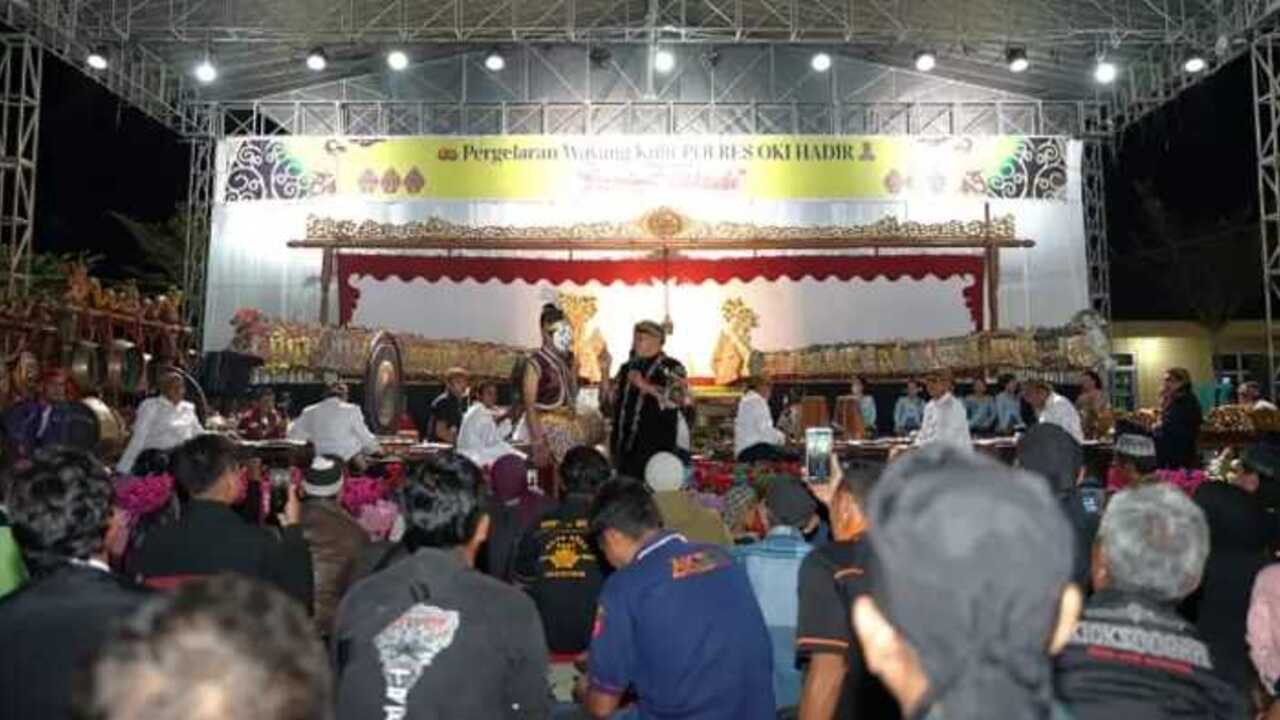 Pererat Silaturahmi dengan Masyarakat, Polres OKI Hadir Persembahkan Pageralan Wayang Kulit