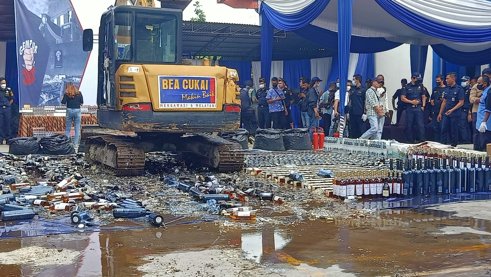 Musnahkan 10.764 Liter Minuman Beralkohol dan Barang Ilegal