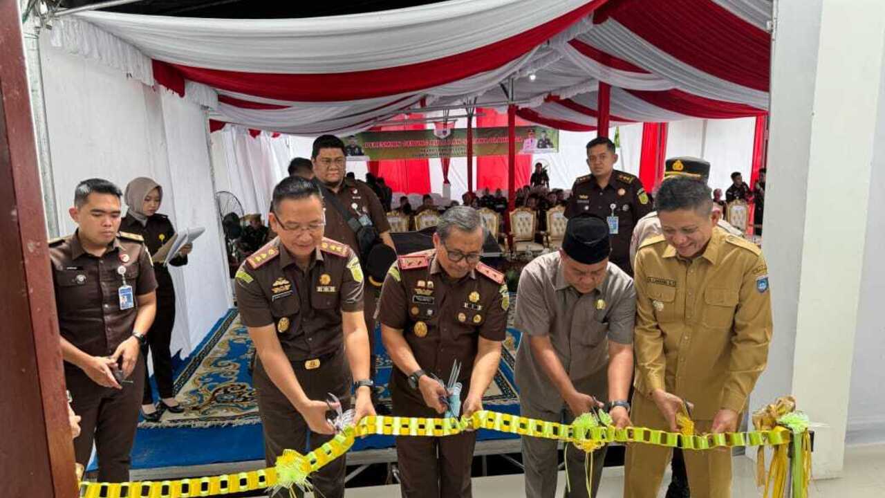 Kajati Resmikan Gedung Aula Pelayanan Hukum dan Sarana Olahraga Kejari OKUT