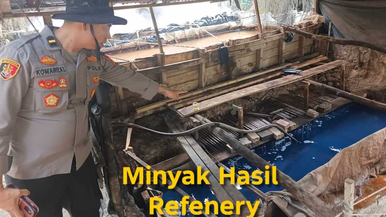 Polsek Keluang Gerebek Kilang Minyak Ilegal Berkapasitas 80 Drum, Tiga Pelaku Diamankan