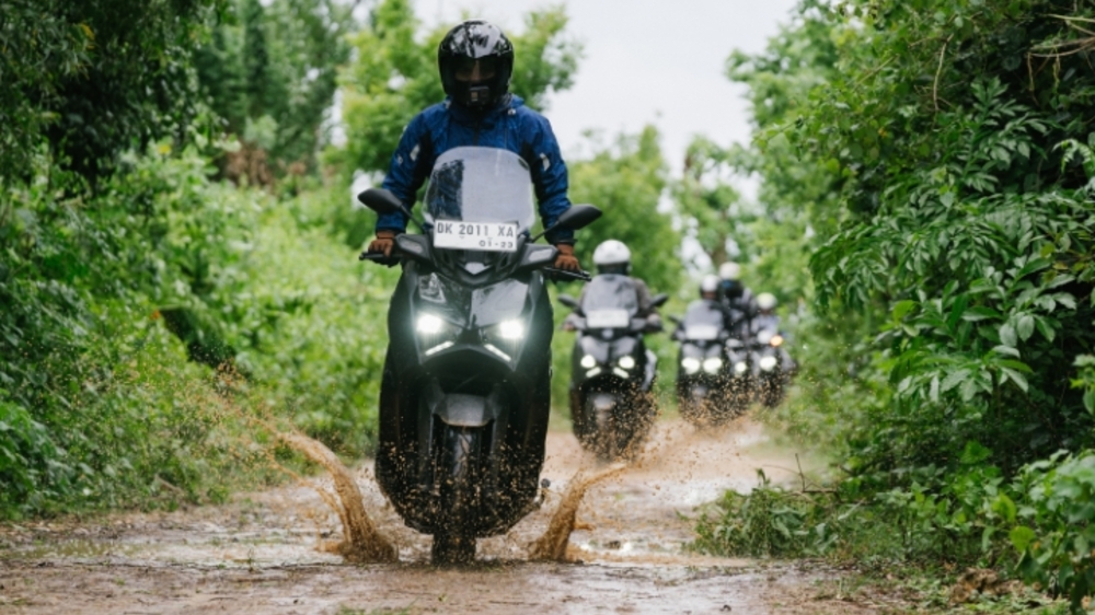 Yamaha Riding Academy: Panduan Aman Berkendara Sepeda Motor di Musim Hujan