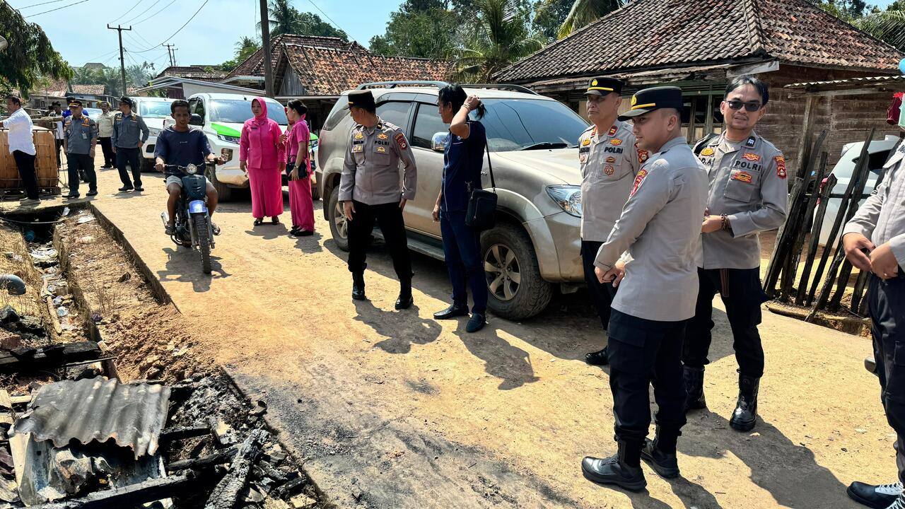 Sambangi Korban Kebakaran, Polsek Keluang Bawa Bantuan
