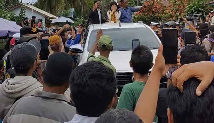 Pulang Kampung Disambut Ribuan Warga, Sridevi Teteskan Air Mata