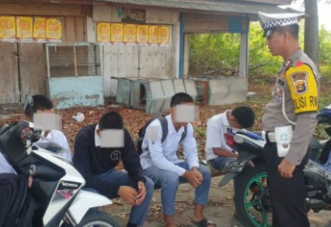 Polisi RW di OKU Bubarkan Pelajar Nongkrong di Jam Sekolah