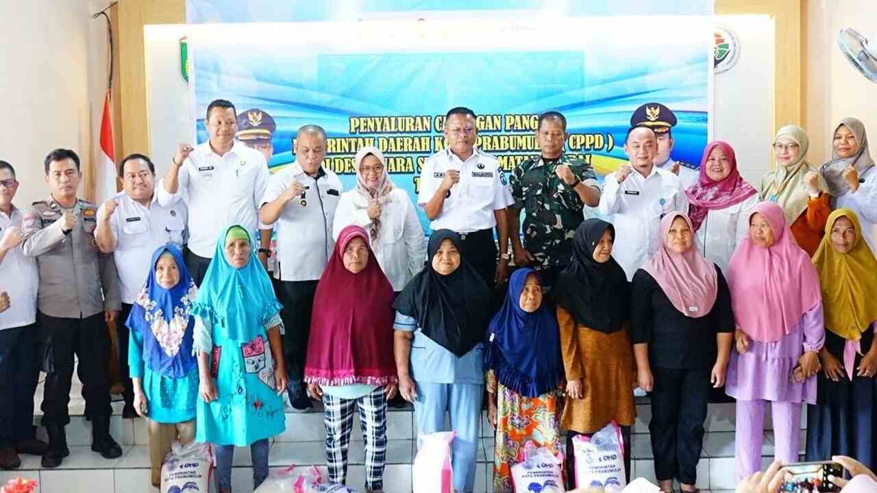 Tegaskan Komitmen Jaga Ketahanan Pangan, Cak Arlan Distribusikan 10 Ton Beras CPPD ke Warga Cambai Prabumulih