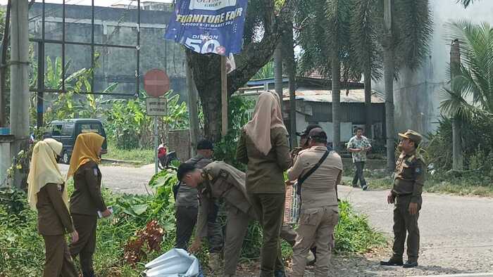 Langgar Perda, Satpol PP OKI Lepaskan Puluhan Baleho Kadaluarsa