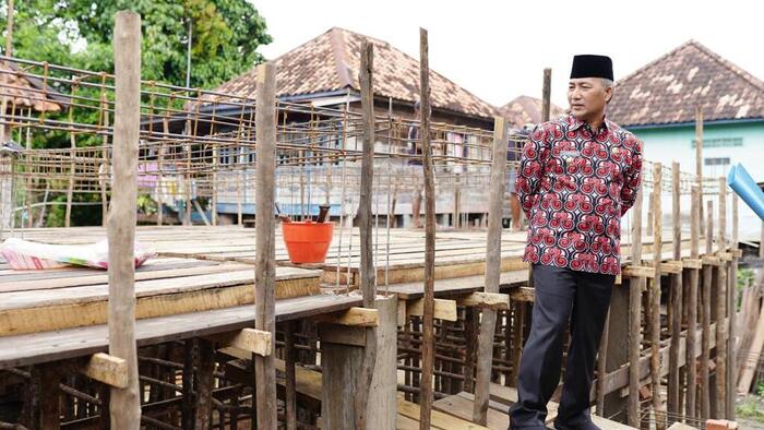 Amir dan Istri Bahagia Dibangun Rumah Layak Huni oleh Pj Bupati Apriyadi