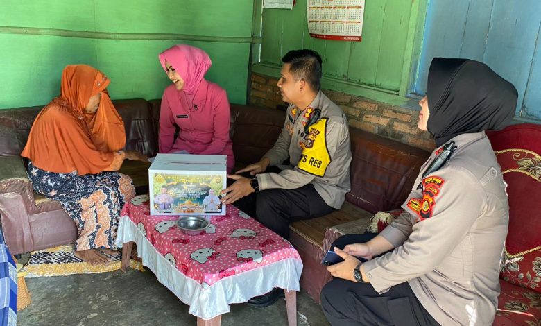 Kapolres OKU Bagi Bingkisan Lebaran Kepada Warga Kurang Mampu