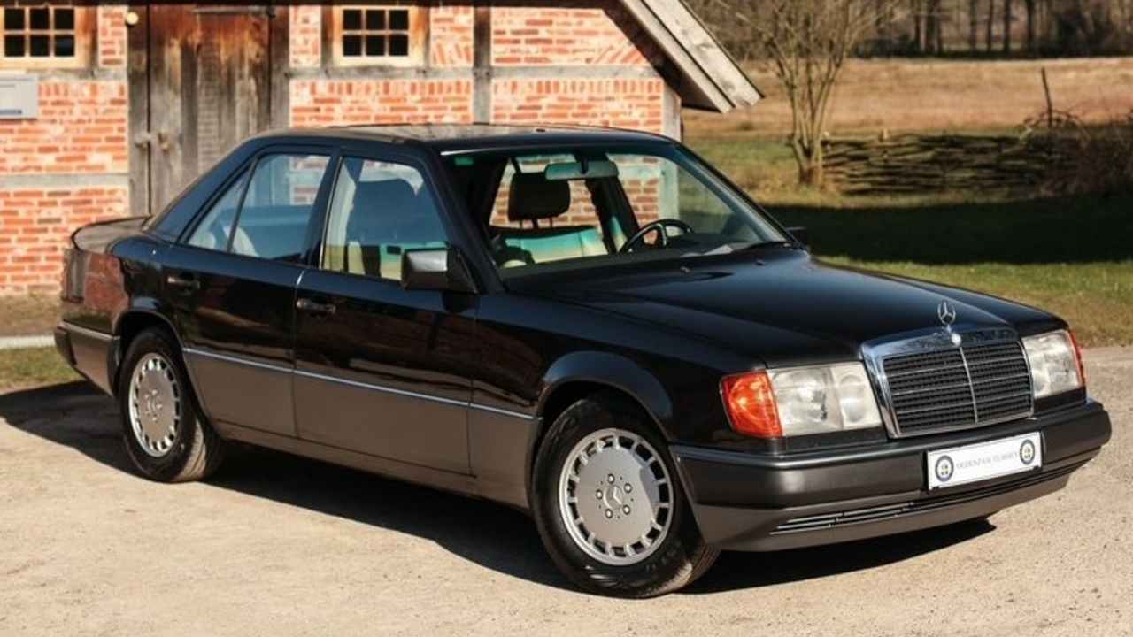 Menelusuri Kejayaan Mercedes-Benz 300E: Sedan Legendaris dengan Performa Memukau