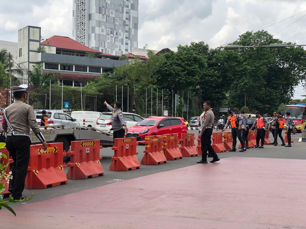 Jelang Aksi Unjuk Rasa, Jalan Simpang 5 DPRD Sumsel Ditutup