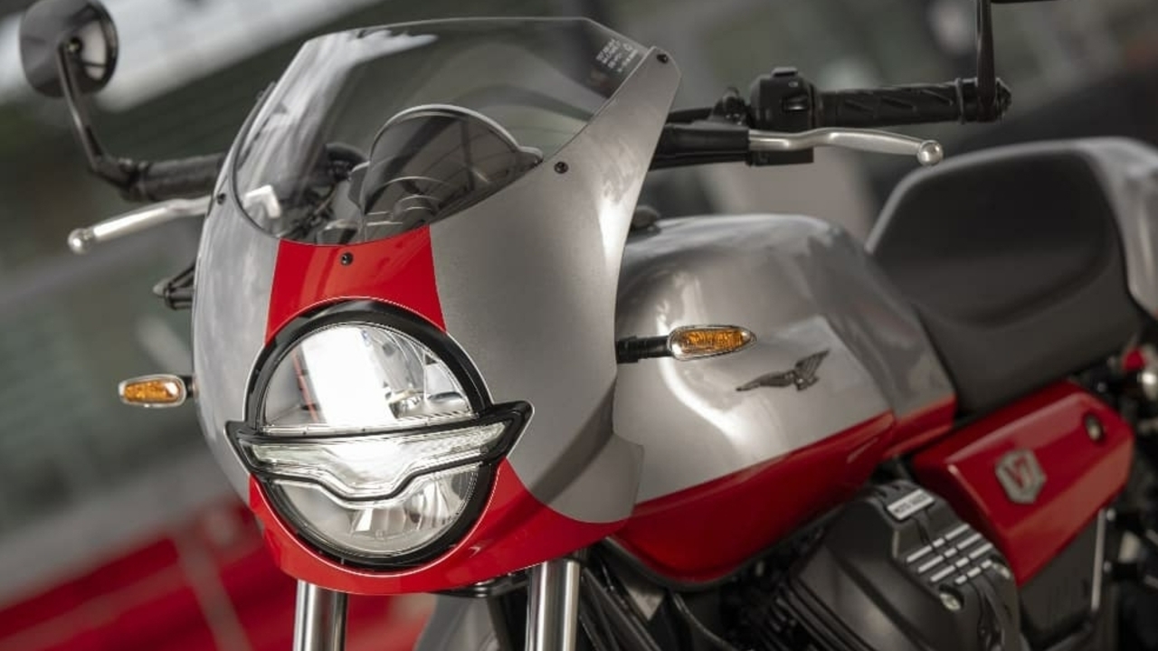 Moto Guzzi V7 Stone Corsa: Perpaduan Gaya Klasik dan Sporty dengan Harga Rp546 Juta