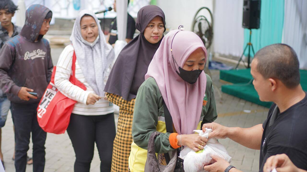 Qurbantu Idul Adha 1446 H, PT Pegadaian Palembang Salurkan 1.100 Paket Daging Qurban