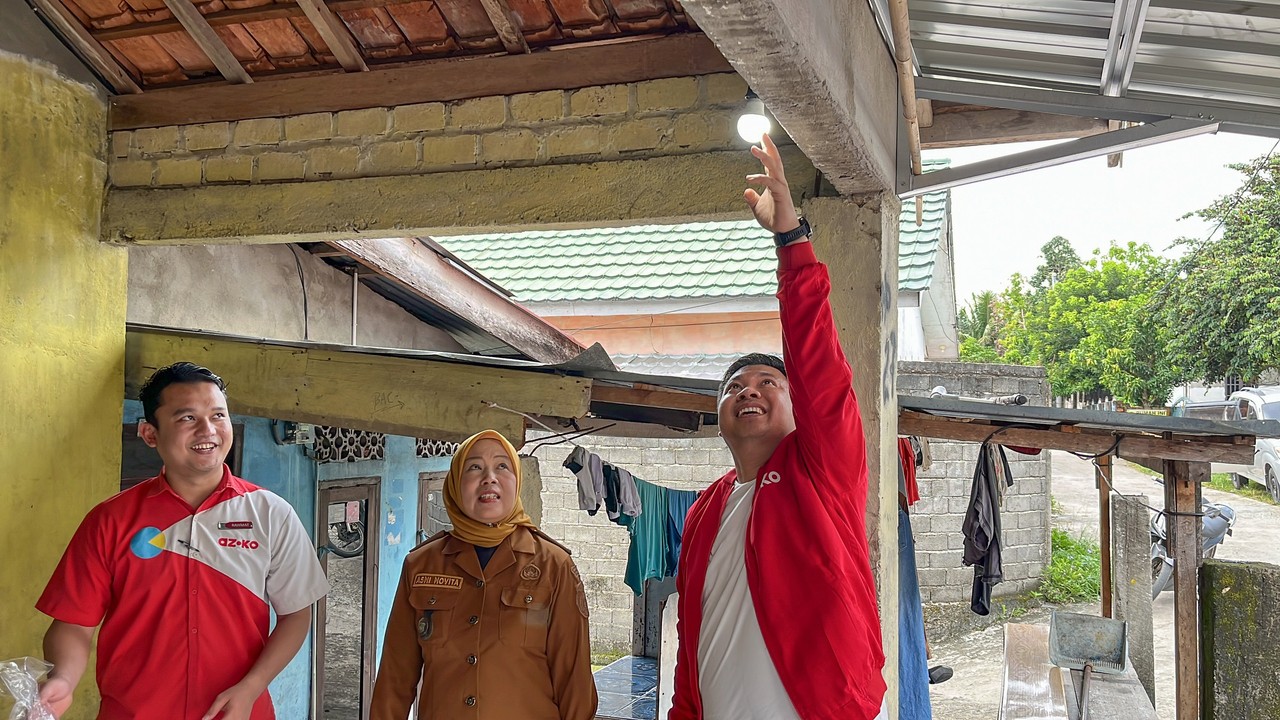 AZKO Terangi 250 Rumah Warga Lewat Berbagi Cahaya di Muara Dua Barat 