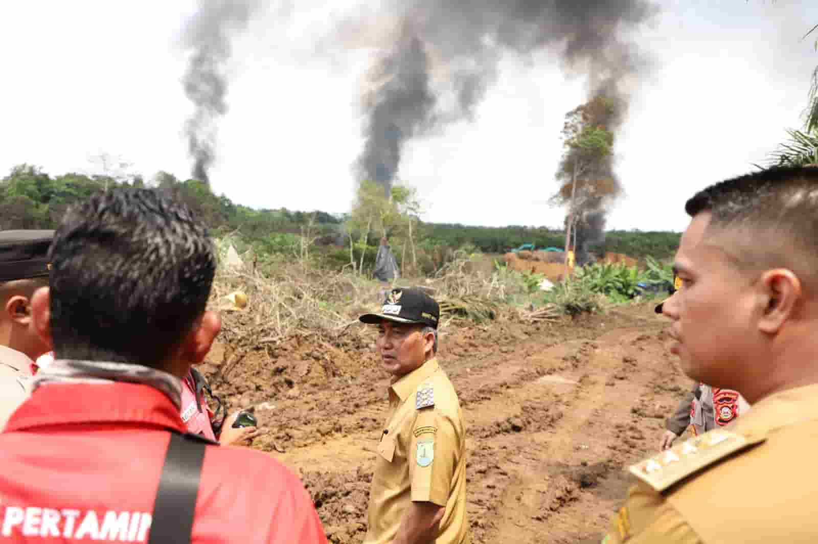 Pj Bupati Muba Turun ke Lokasi Ledakan Tegaskan Setop Semua Aktifitas di Titik Semburan Api