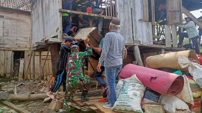 Satu Unit Rumah Tidak Layak Huni di SP Padang Dibangun Kembali