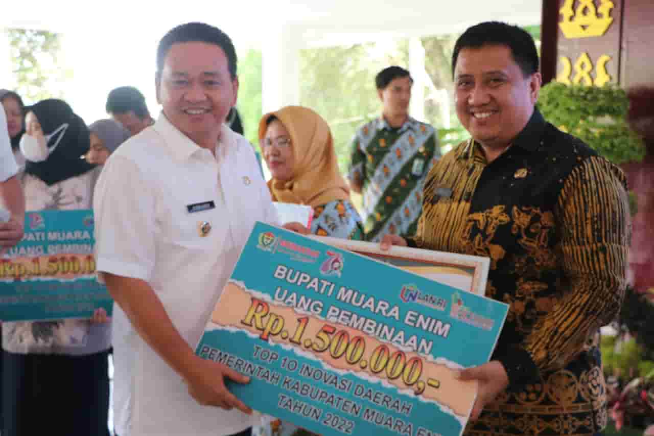 Pj Bupati Muara Enim Serahkan Top 10 Inovasi Perangkat Daerah