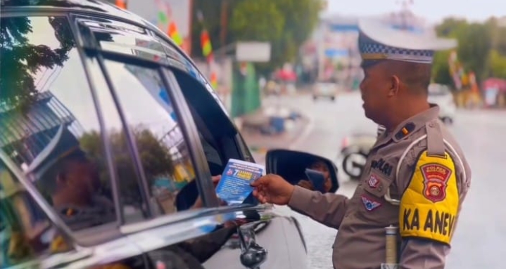 Tak Hanya Menindak, Polisi Bagikan Brosur Edukatif