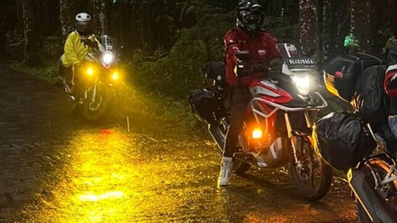 7 Langkah Aman Berkendara di Jalan Licin Saat Musim Hujan ala Astra Motor Sumsel