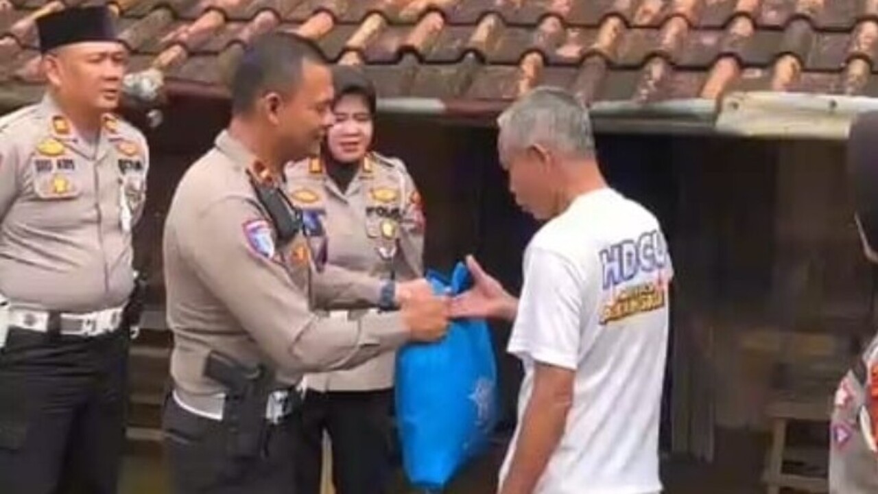 Satlantas Polres OKu Beri Bantuan Sembako Ke Korban Banjir