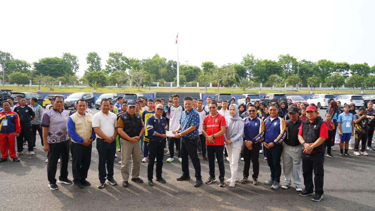 Lepas Kontingen POPDA, Bupati OKUT Komitmen Pembinaan Atlet Muda