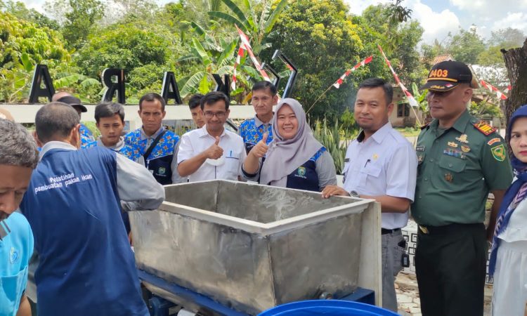 Desa Karang Dapo Gelar Pelatihan Pembuat Pakan Ikan