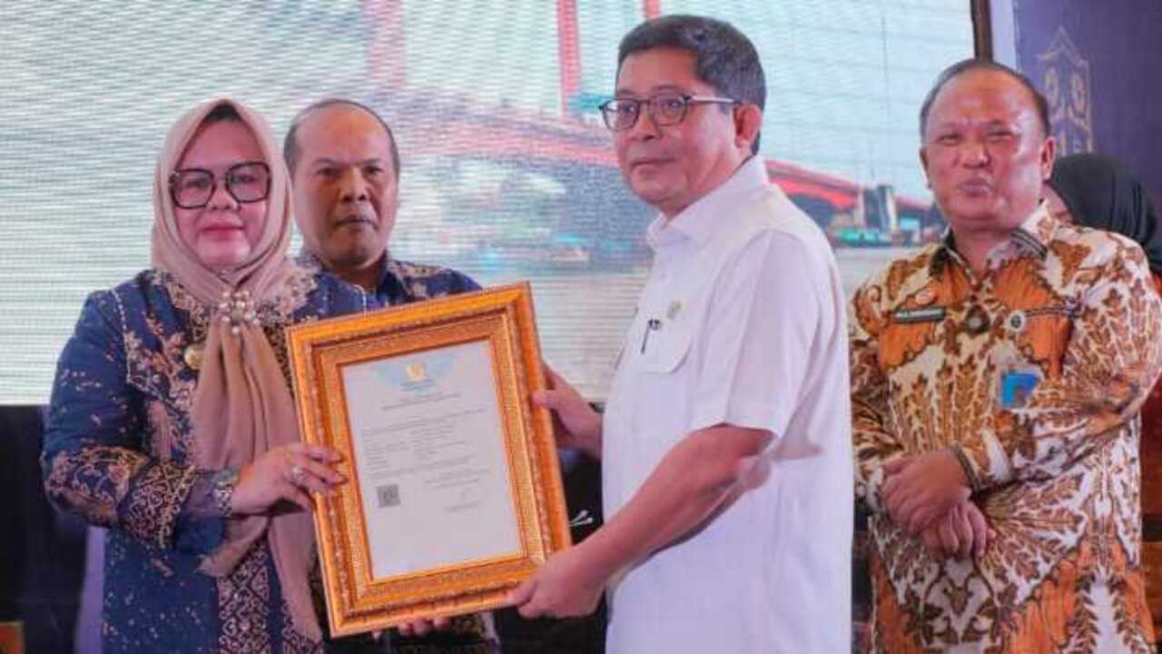 Muara Enim Terima Sertifikat HKI Kebile-bile, Mutik Tihau dan Batik Petule