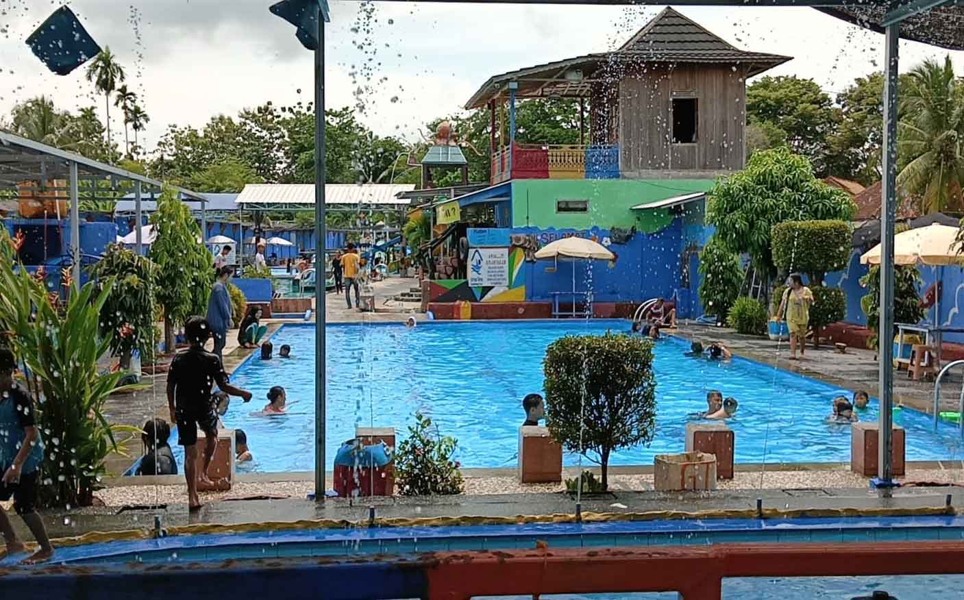 Kolam Renang Griya Tirta Kayuagung Dipadati Anak-Anak Manghabiskan Libur Sekolah