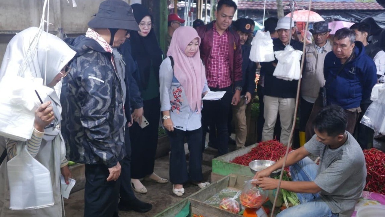 Pastikan Stok Sembako Aman Jelang Ramdhan, Bupati OKU Hujan-hujanan Ke Pasar